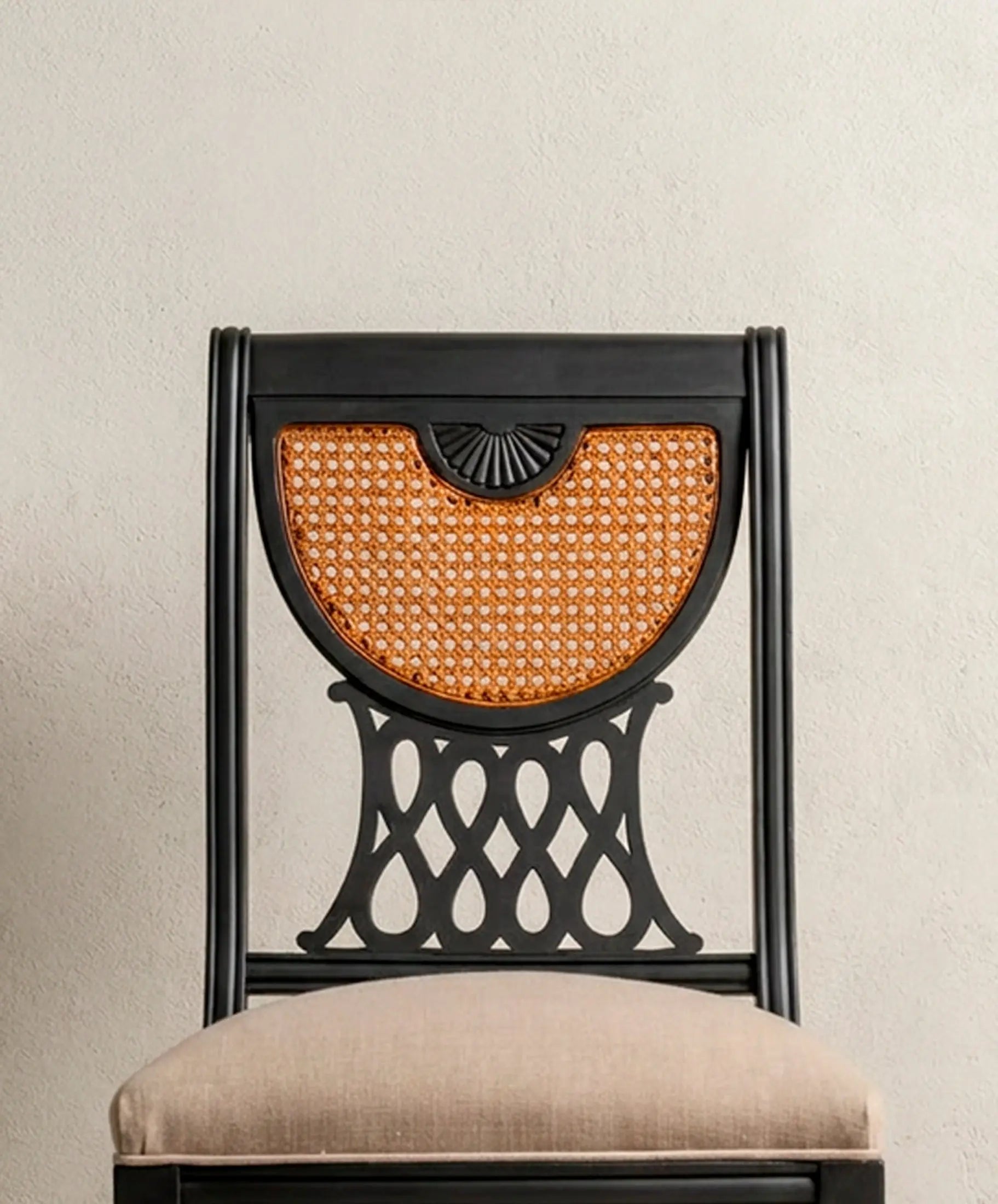 Detalle respaldo rejilla de caña en media luna con abanico tallado y calado de lazos — Antique Arte y Decoración