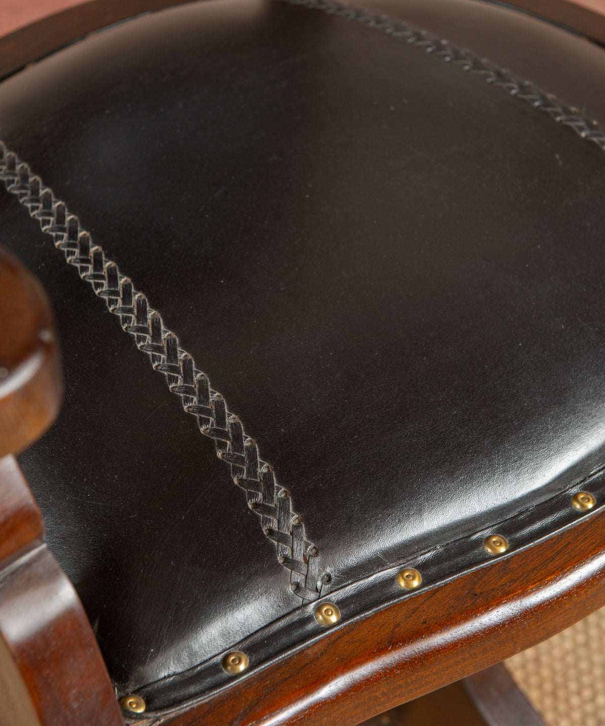 Detalle del cordón de cuero trenzado a mano y tachuelas de latón del asiento — Antique Arte y Decoración