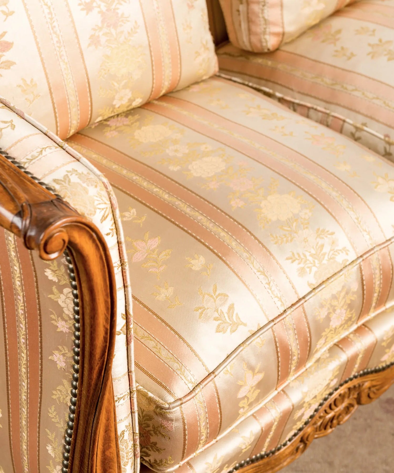 Sofá canapé estilo Luis XV tapizado en damasco floral