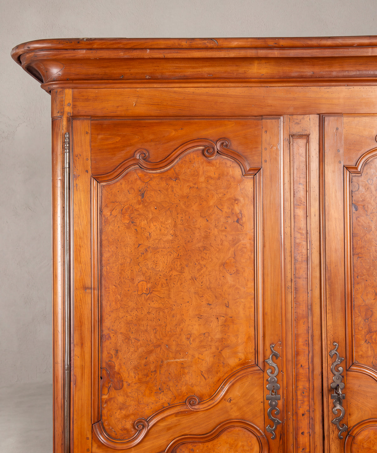 Detalle cornisa y panel superior de raíz de olmo con moldura de volutas — Antique Arte y Decoración