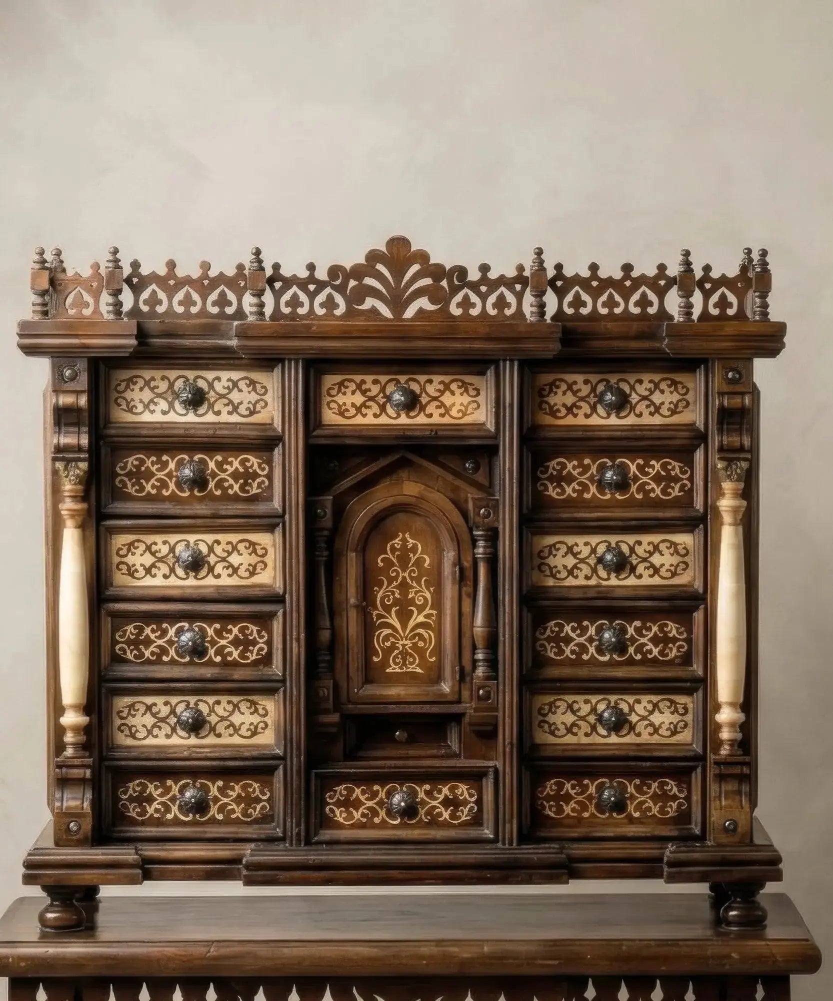 detalle superior Bargueño papelera español vintage de madera de nogal sobre mesa de pie de puente torneado.