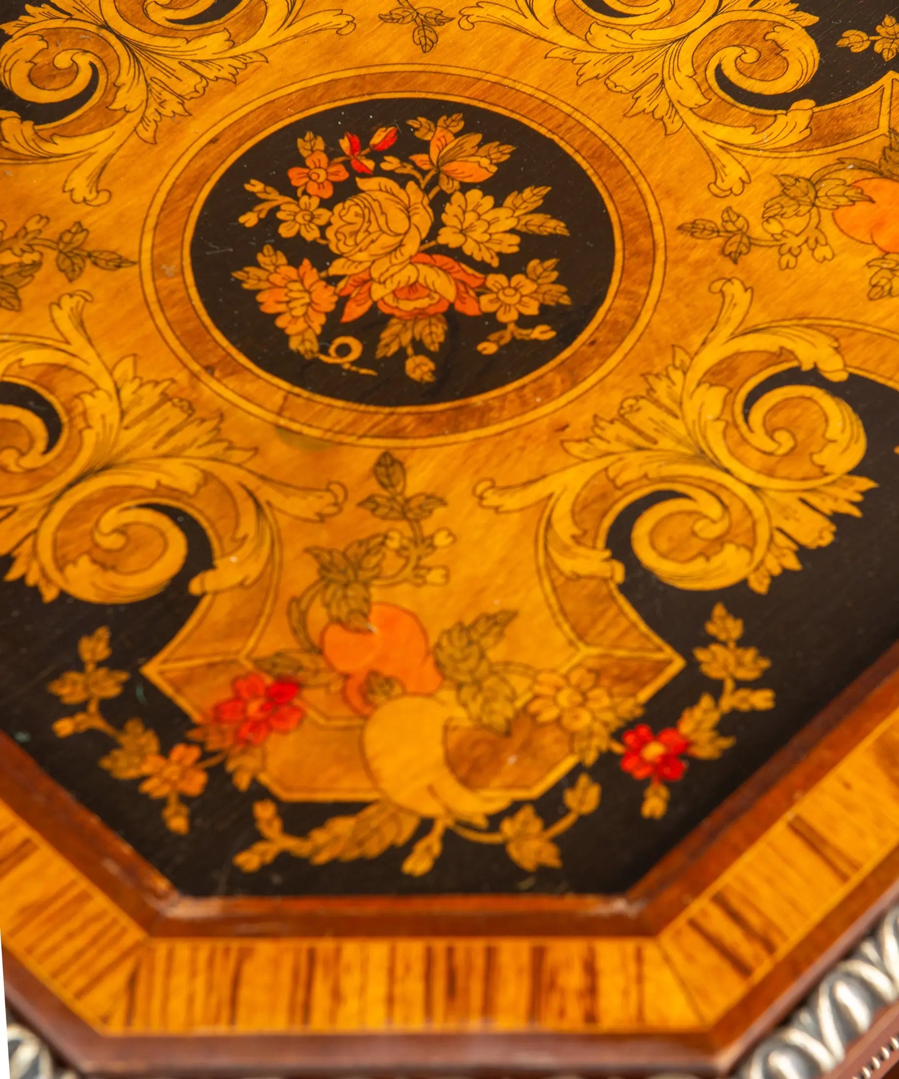 Detalle marquetería floral con ramo central sobre fondo ebonizado — Antique Arte y Decoración