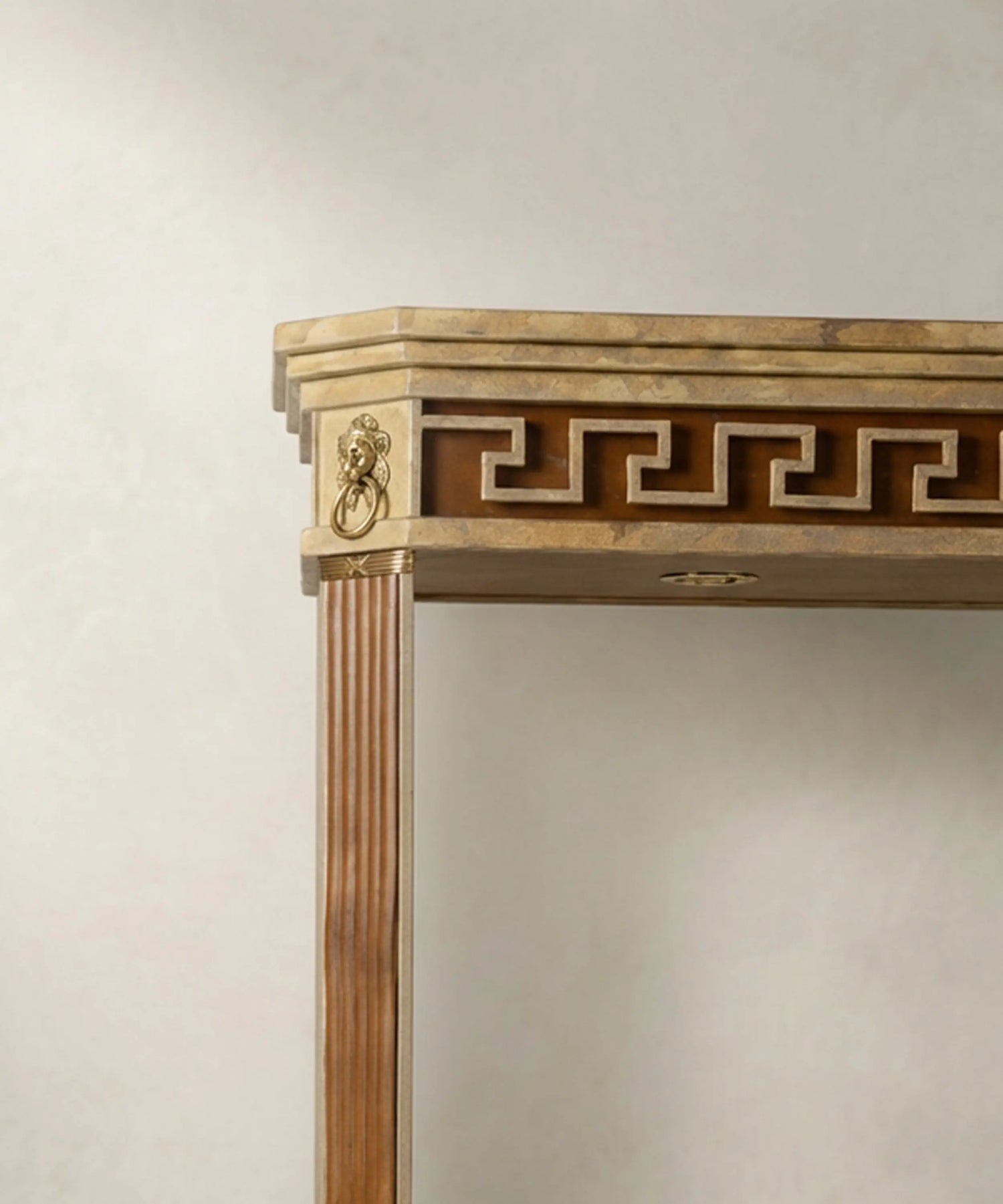 Pareja de grandes estanterías de metal forjado con iluminación