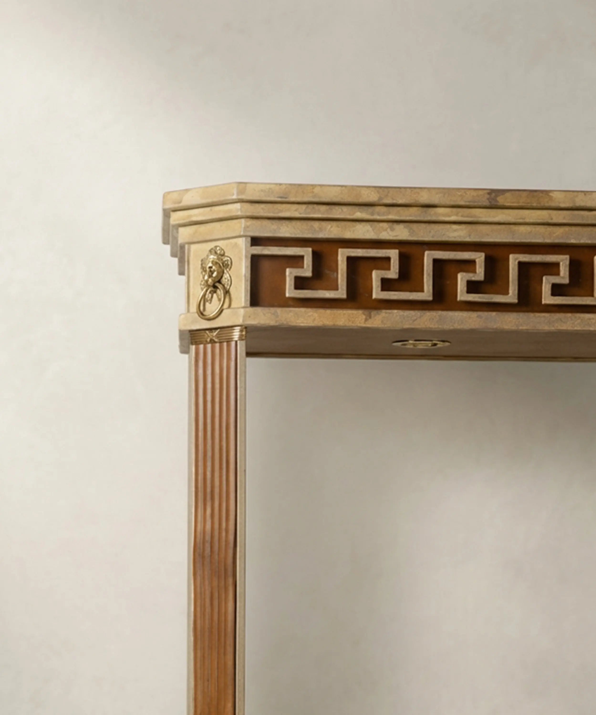 Pareja de grandes estanterías de metal forjado con iluminación