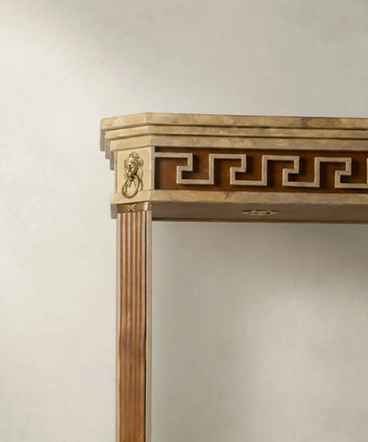 Pareja de grandes estanterías de metal forjado con iluminación