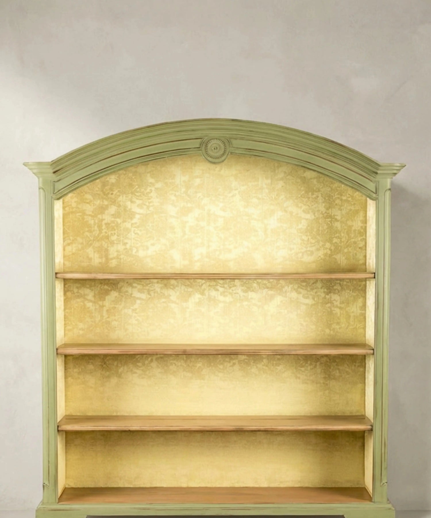 Alacena platero estilo francés en verde salvia con fondo entelado Antique arte y decoracion