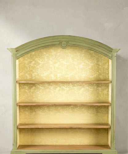 Alacena platero estilo francés en verde salvia con fondo entelado Antique arte y decoracion