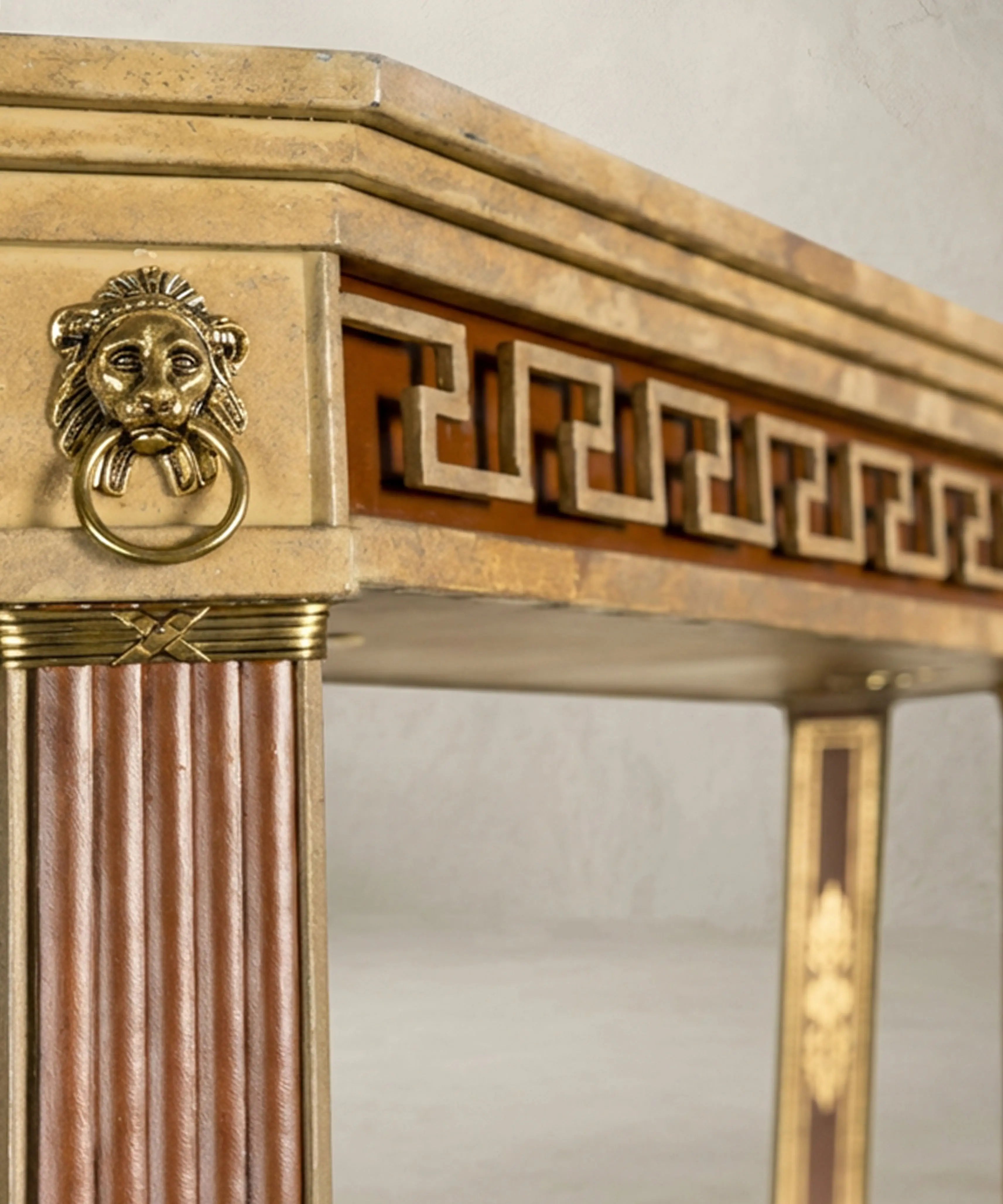 Pareja de grandes estanterías de metal forjado con iluminación