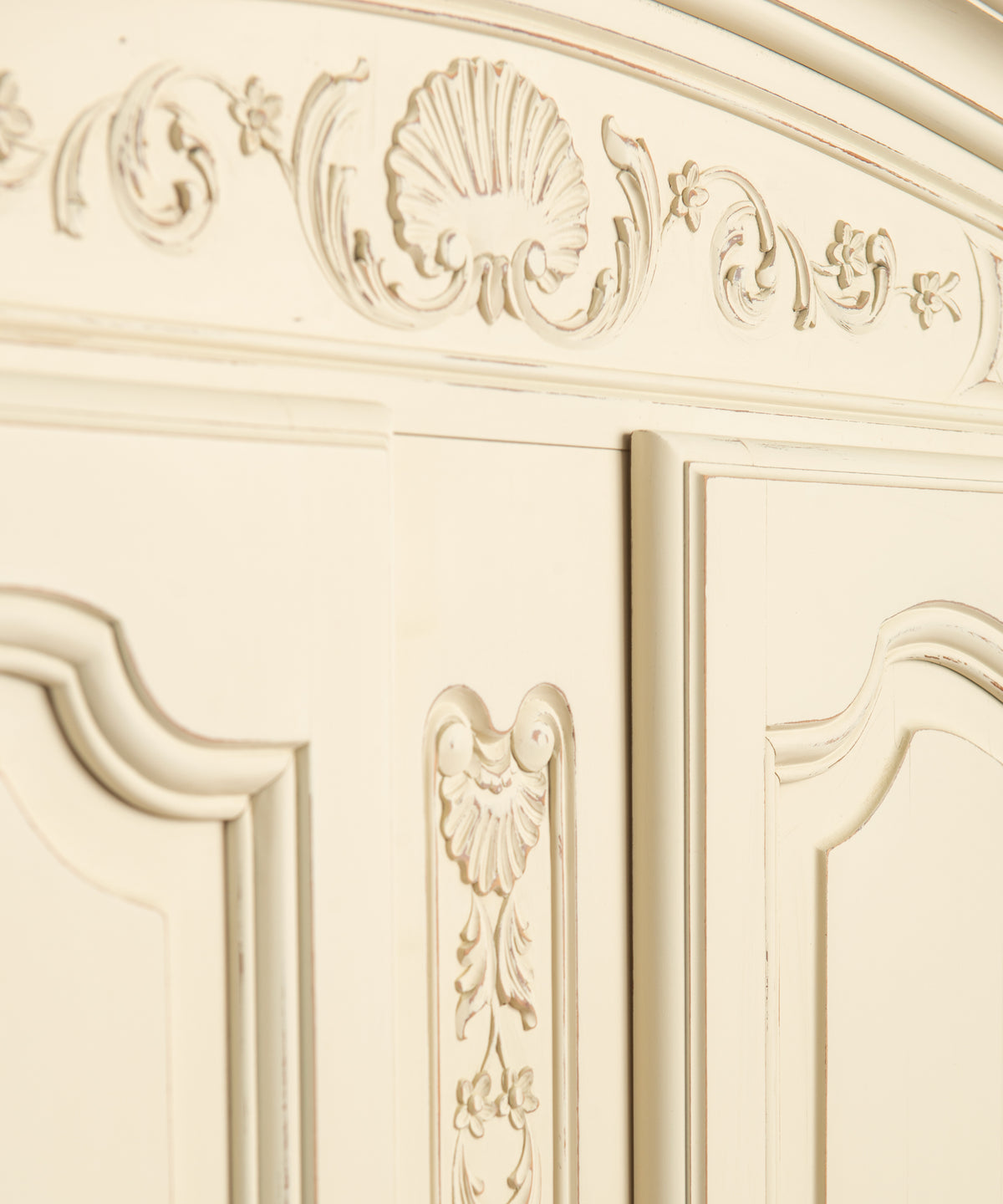Detalle copete tallado con concha, volutas y flores en acabado decapé marfil — Antique Arte y Decoración