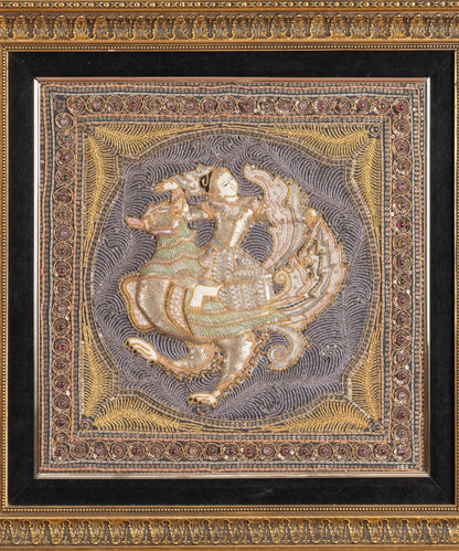 Detalle de bordado en alto relieve con lentejuelas de criatura mitológica en tapiz Kalaga.