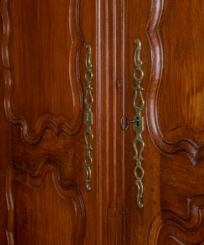 Detalle bocallaves largas de latón calado y llave de hierro en armario Luis XV — Antique Arte y Decoración