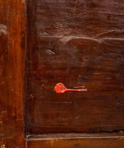 Detalle sello de lacre rojo original en la trasera del aparador chino — Antique Arte y Decoración