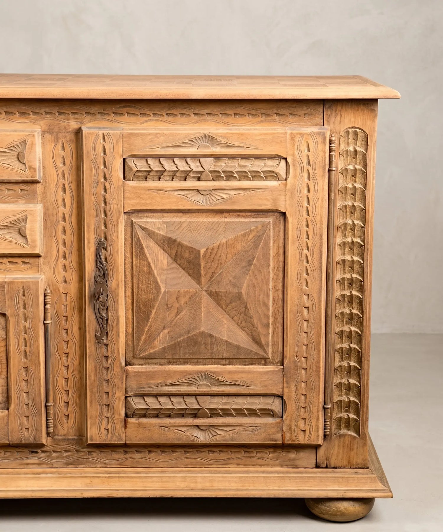Detalle talla aparador roble natural pointe de diamant pilastra acanto herraje hierro forjado — Antique Arte y Decoración