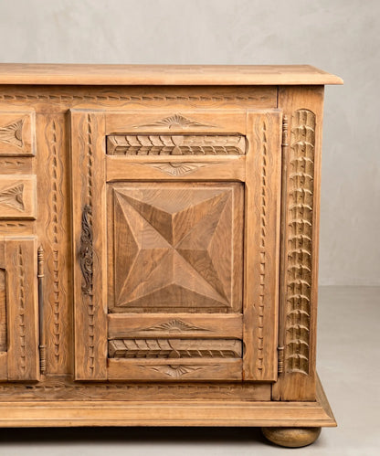 Detalle talla aparador roble natural pointe de diamant pilastra acanto herraje hierro forjado — Antique Arte y Decoración