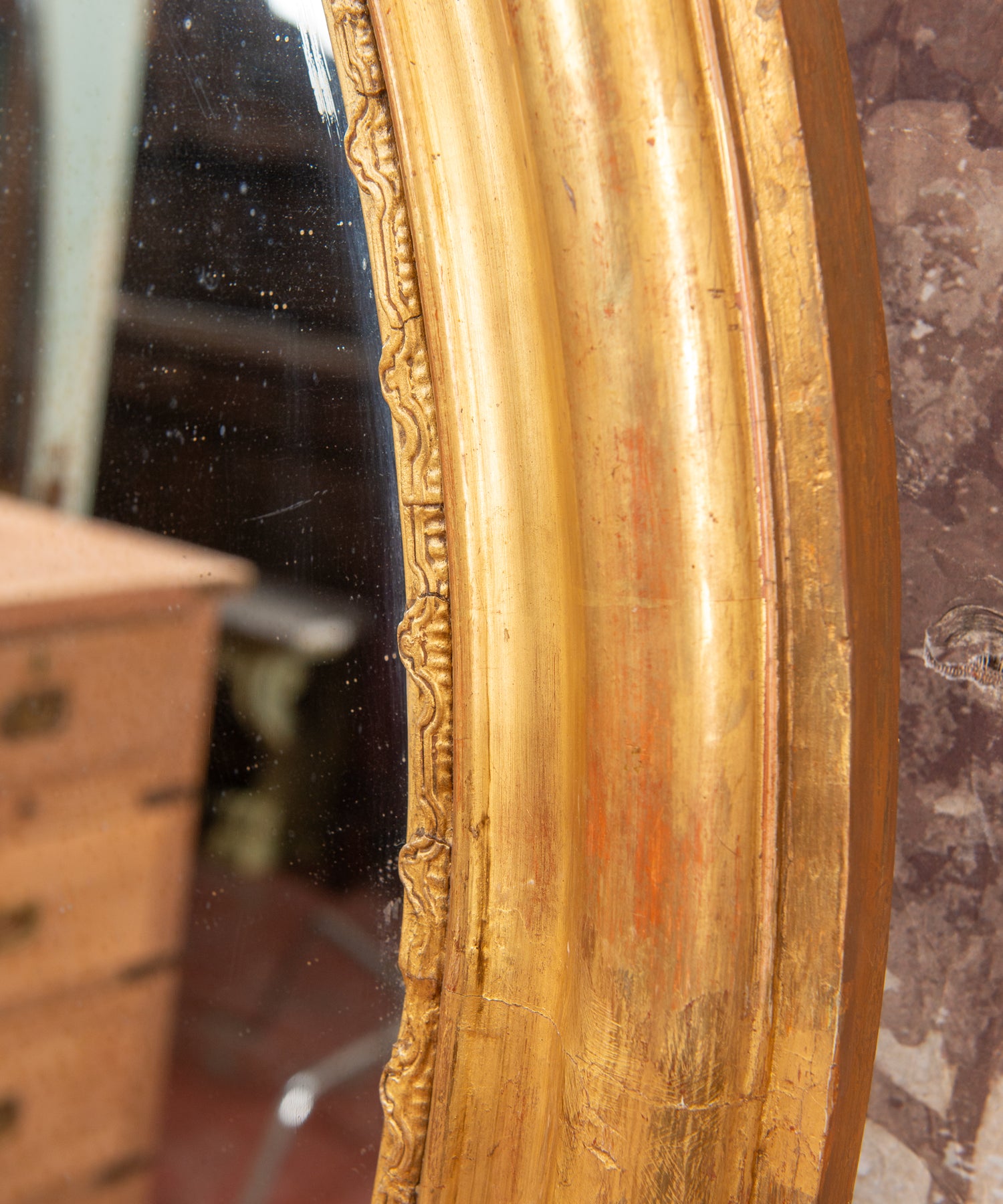 Detalle bol rojo asomando bajo el oro en el marco ovalado del siglo XIX — Antique Arte y Decoración