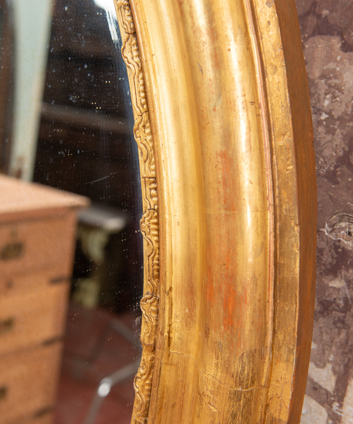 Detalle bol rojo asomando bajo el oro en el marco ovalado del siglo XIX — Antique Arte y Decoración