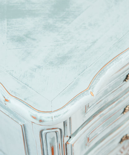 Detalle tapa moldurada de mesita de noche pintada a mano en azul con decapé — Antique Arte y Decoración
