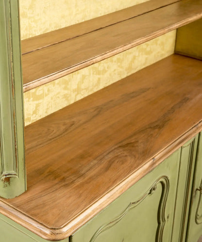 Alacena platero estilo francés en verde salvia con fondo entelado Antique arte y decoracion