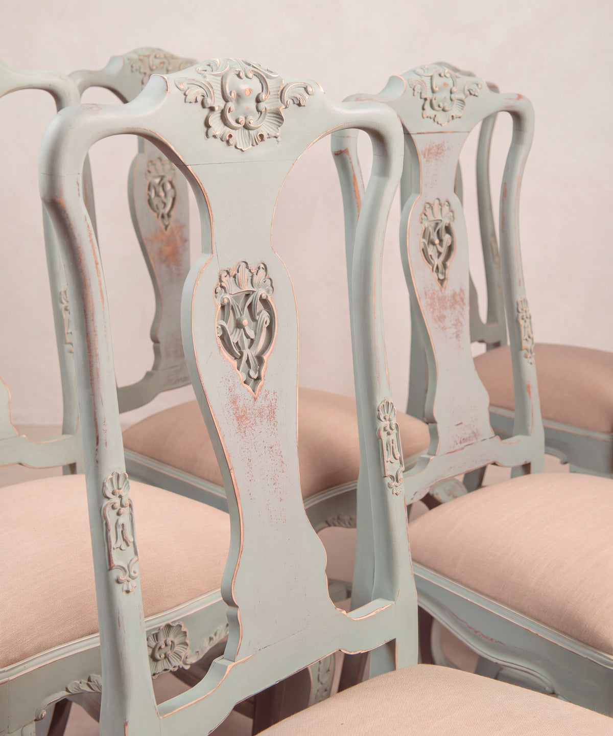 Detalle respaldo en jarrón con calado de roleos y colgantes tallados — Antique Arte y Decoración
