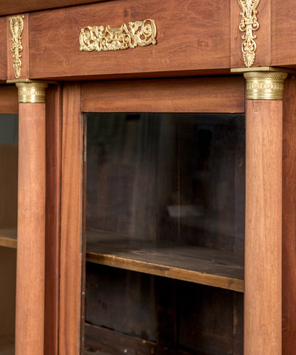 Detalle friso de bronce dorado con figuras aladas y capitel de columna, vitrina Imperio de caoba — Antique Arte y Decoración