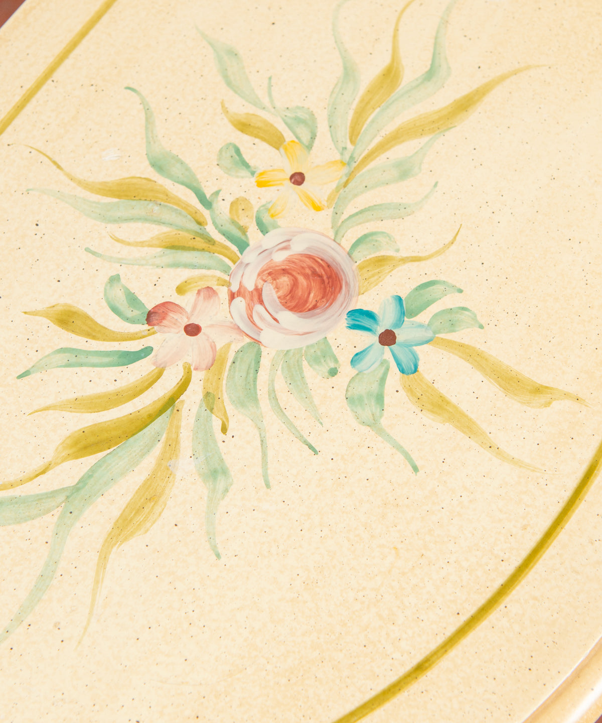 Detalle ramo de flores pintado a pincel sobre fondo crema salpicado en la tapa — Antique Arte y Decoración