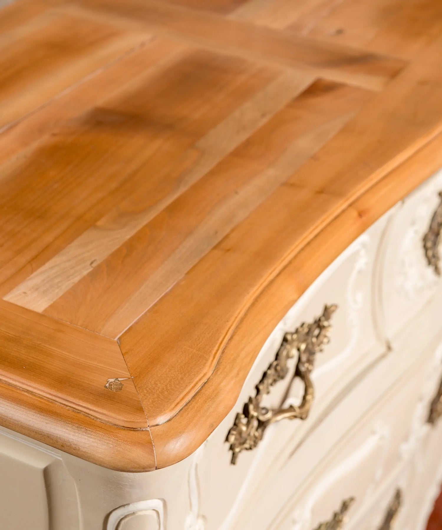 Detalle tapa madera natural encerada cómoda Luis XV borde moldurado redondeado — Antique Arte y Decoración