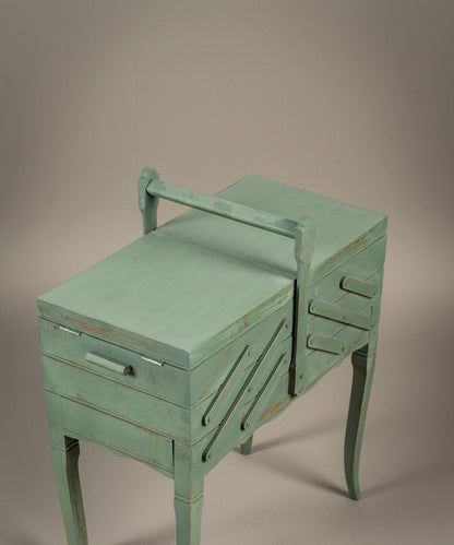  Vista superior y lateral de costurero vintage verde con asa de transporte de madera