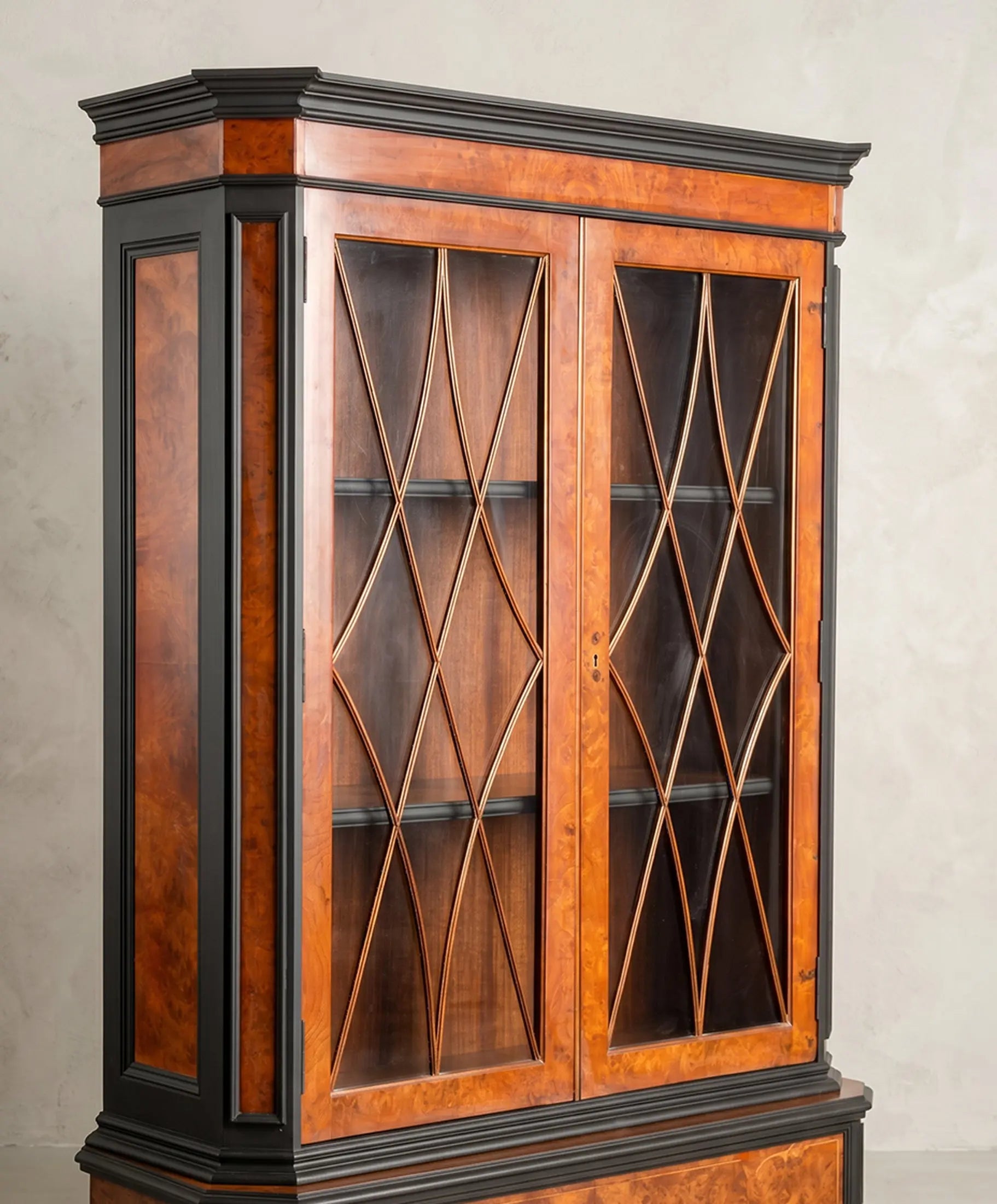 Detalle puertas vitrina barras cristal doble X raíz nogal negro estilo victoriano inglés — Antique Arte y Decoración