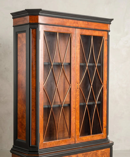 Detalle puertas vitrina barras cristal doble X raíz nogal negro estilo victoriano inglés — Antique Arte y Decoración