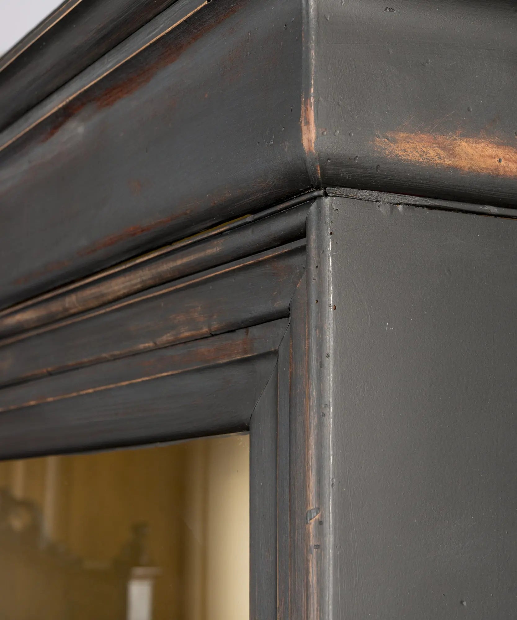 Vitrina antigua restaurada de estilo neoclásico