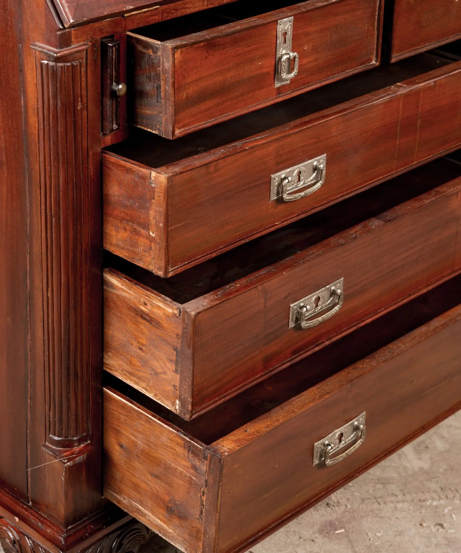 Escritorio secreter inglés con vitrina en caoba