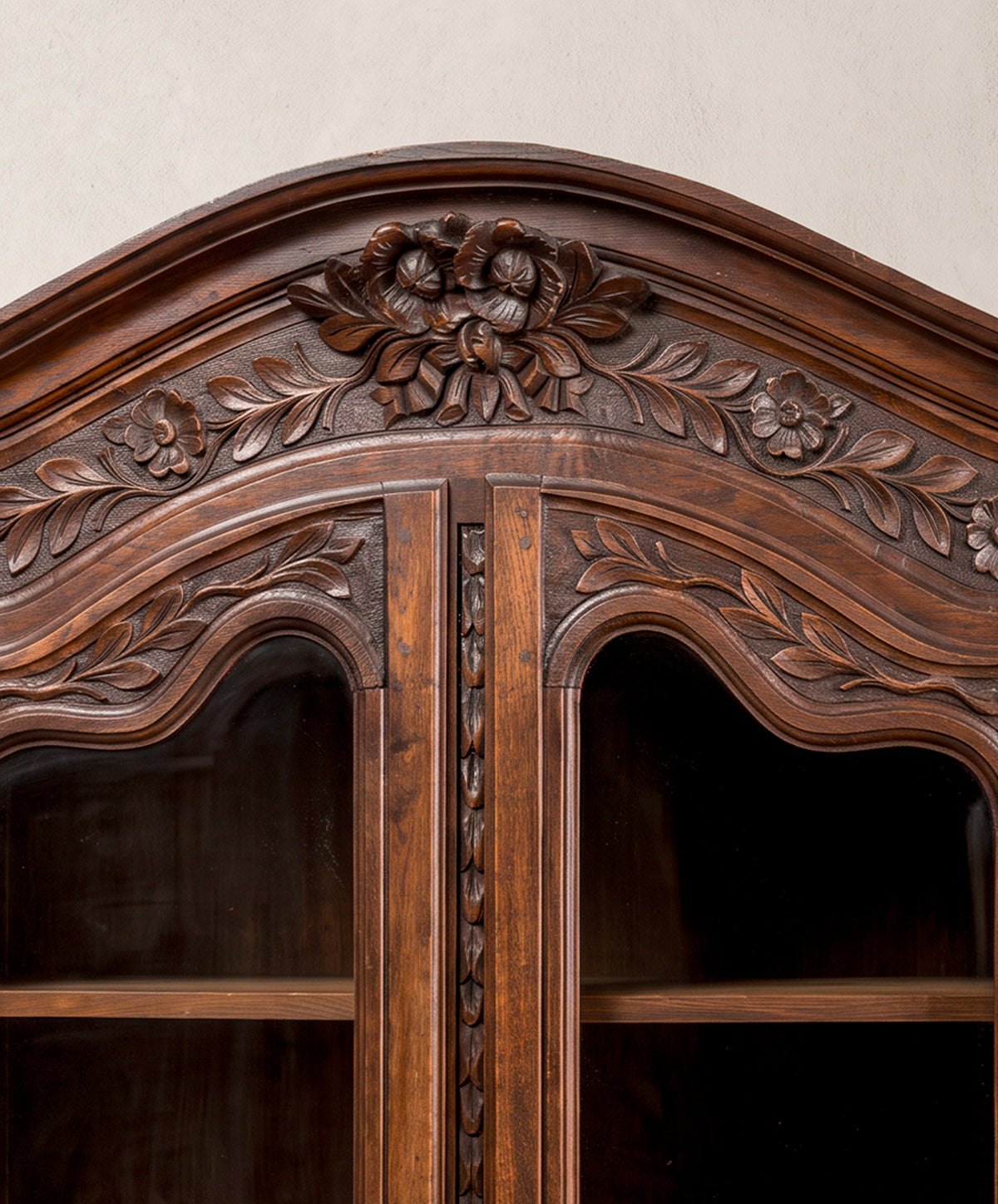 Detalle copete tallado con ramo de flores y lazo en vitrina francesa de roble — Antique Arte y Decoración