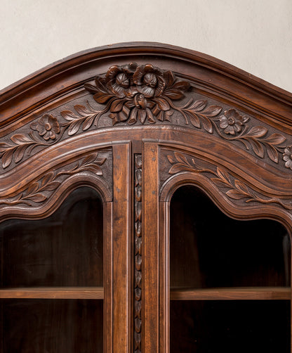 Detalle copete tallado con ramo de flores y lazo en vitrina francesa de roble — Antique Arte y Decoración