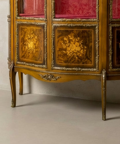 Primer plano de los paneles de madera incrustada con motivos florales artesanales.