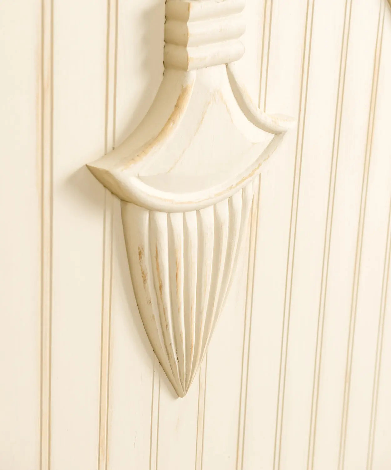 Cama de madera con cuatro columnas en blanco viejo Antique arte y decoracion