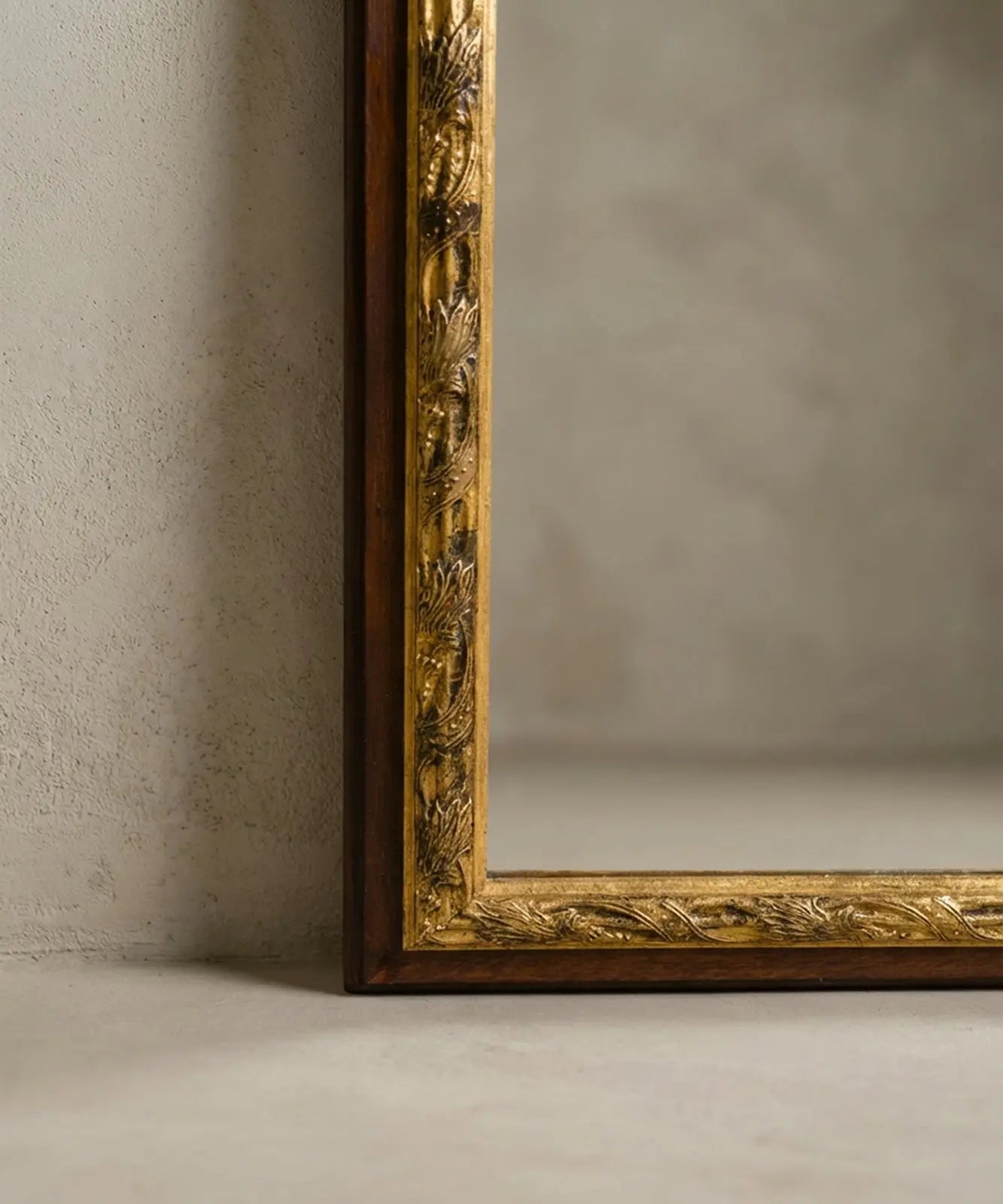 Marco de madera noble oscura con moldura interior dorada al pan de oro