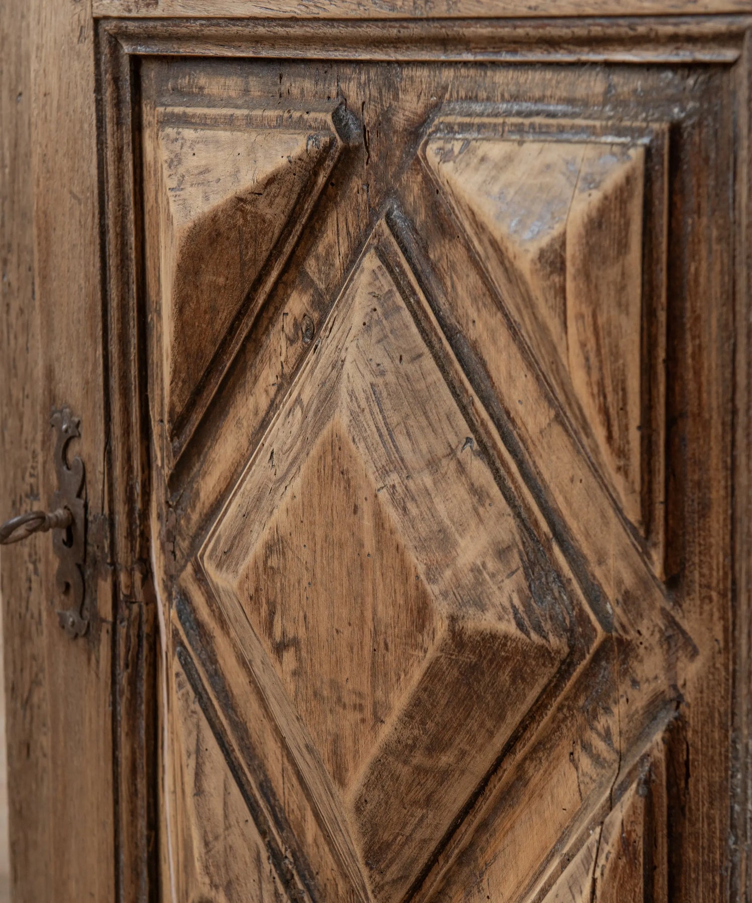Pequeño Aparador Antiguo Rústico en Madera Lavada con Tallas de Punta de Diamante