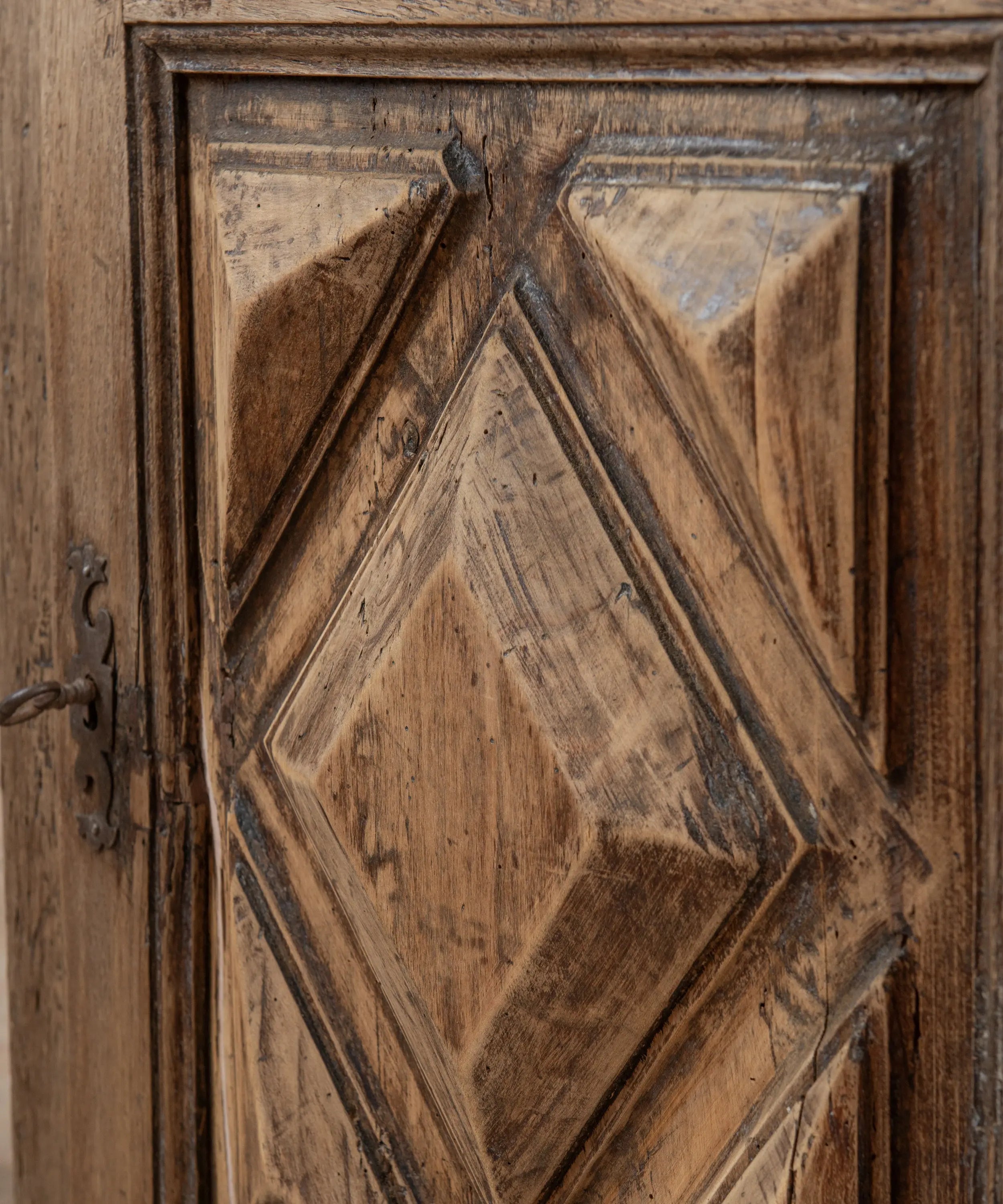 Pequeño Aparador Antiguo Rústico en Madera Lavada con Tallas de Punta de Diamante