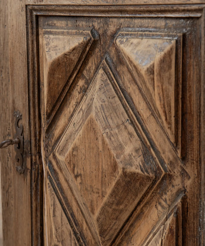 Pequeño Aparador Antiguo Rústico en Madera Lavada con Tallas de Punta de Diamante
