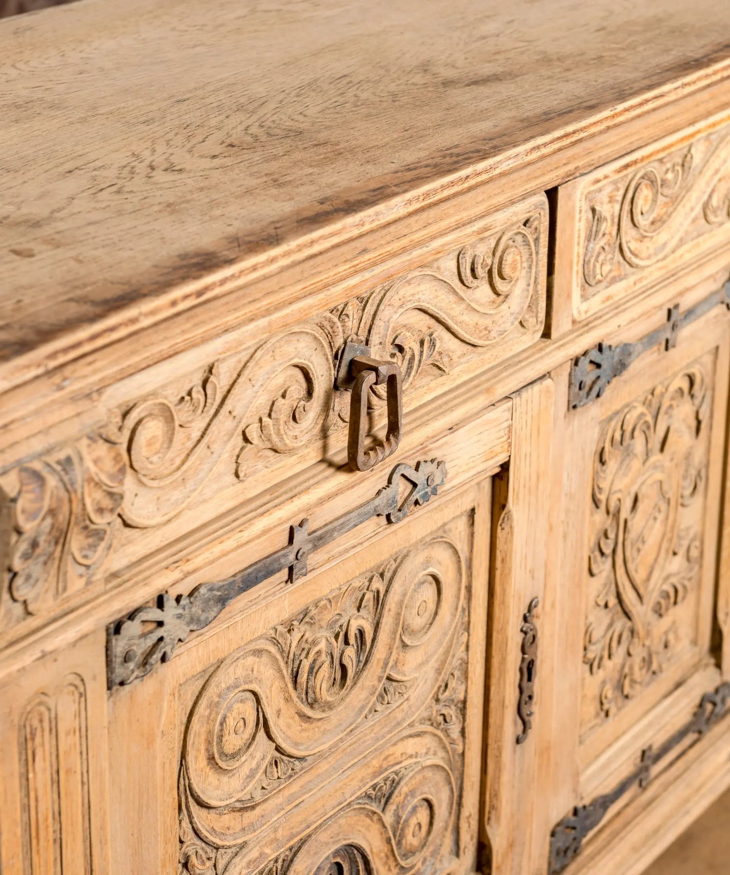 Detalle de cajón con argolla de hierro forjado y talla de volutas en roble — Antique Arte y Decoración
