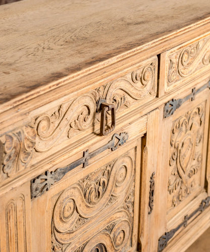 Detalle de cajón con argolla de hierro forjado y talla de volutas en roble — Antique Arte y Decoración