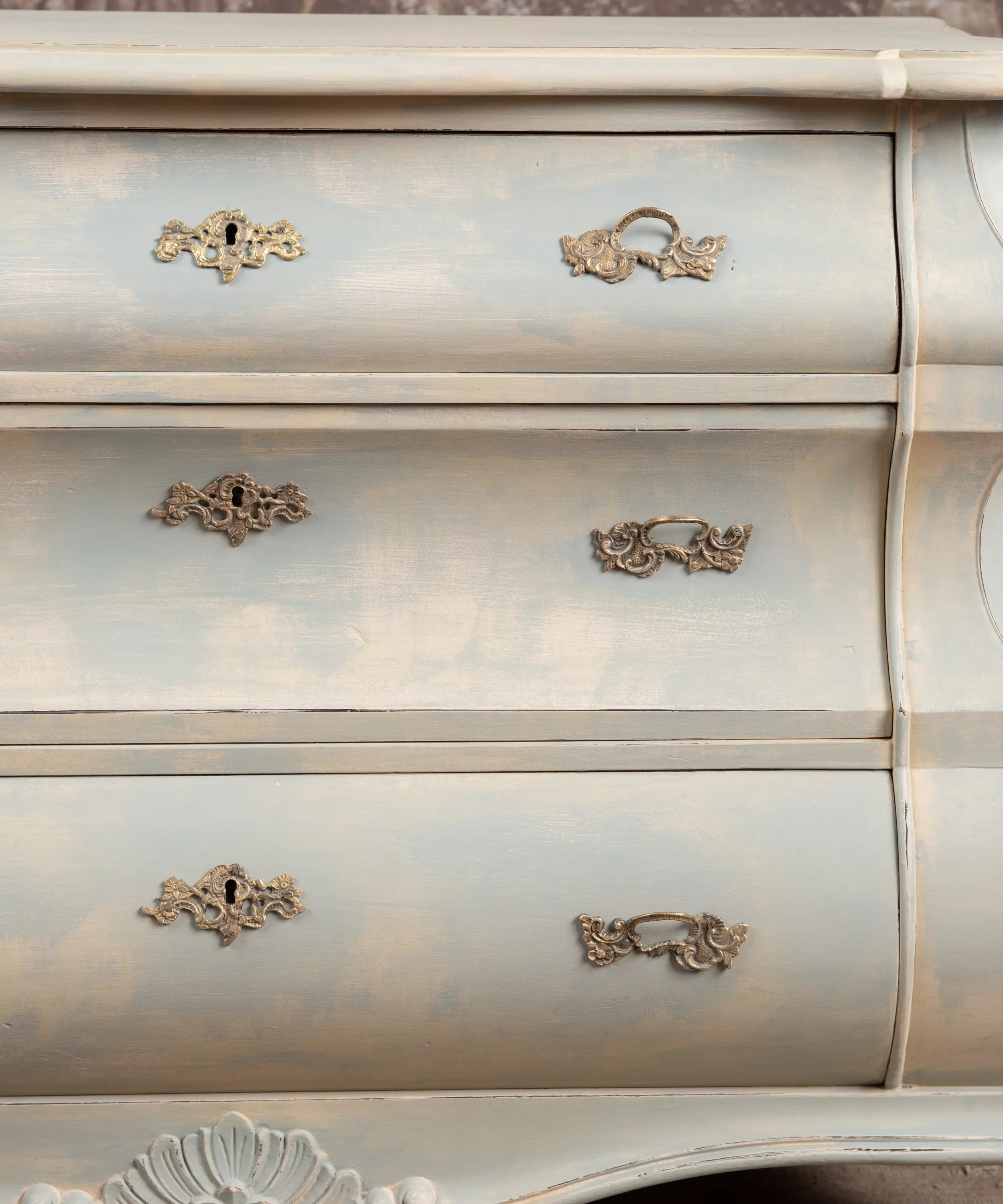 Cómoda baja estilo bombé holandés en azul empolvado y beige