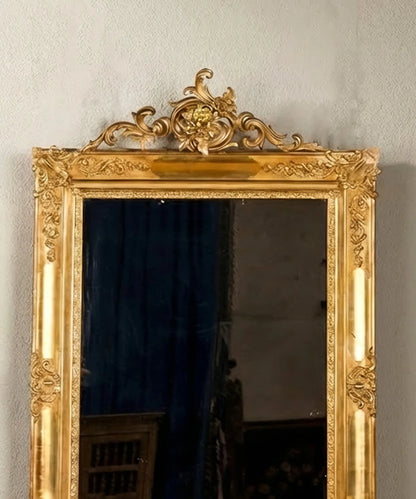 Espejo antiguo de gran formato dorado con copete rococó