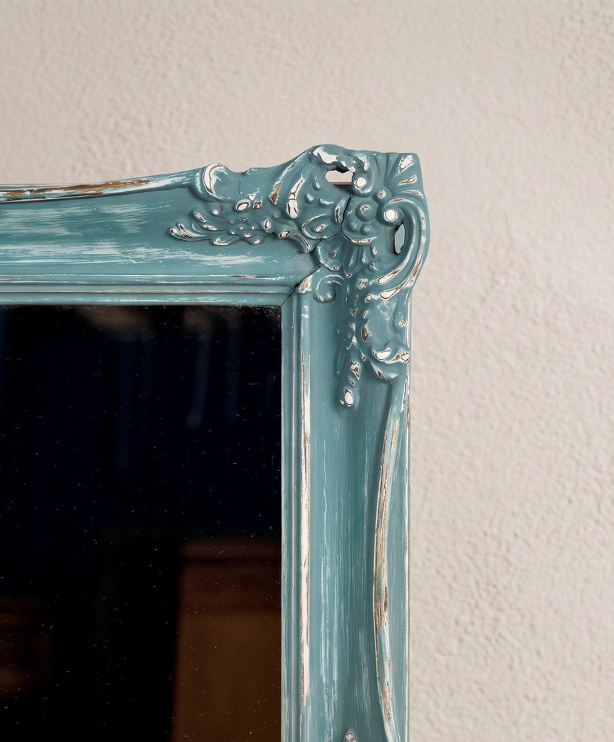 Detalle esquina superior tallada con desgaste a mano en azul — Antique Arte y Decoración