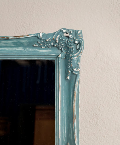 Detalle esquina superior tallada con desgaste a mano en azul — Antique Arte y Decoración
