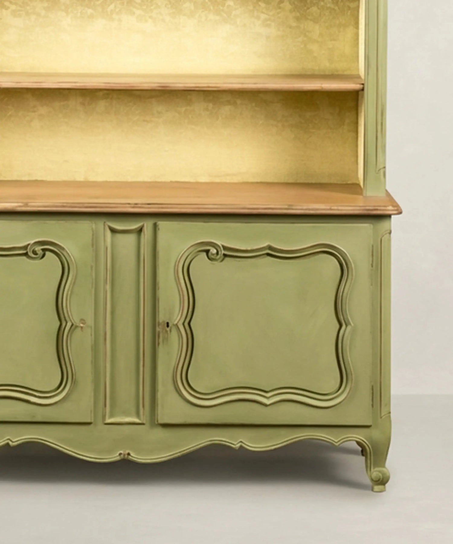 Alacena platero estilo francés en verde salvia con fondo entelado Antique arte y decoracion