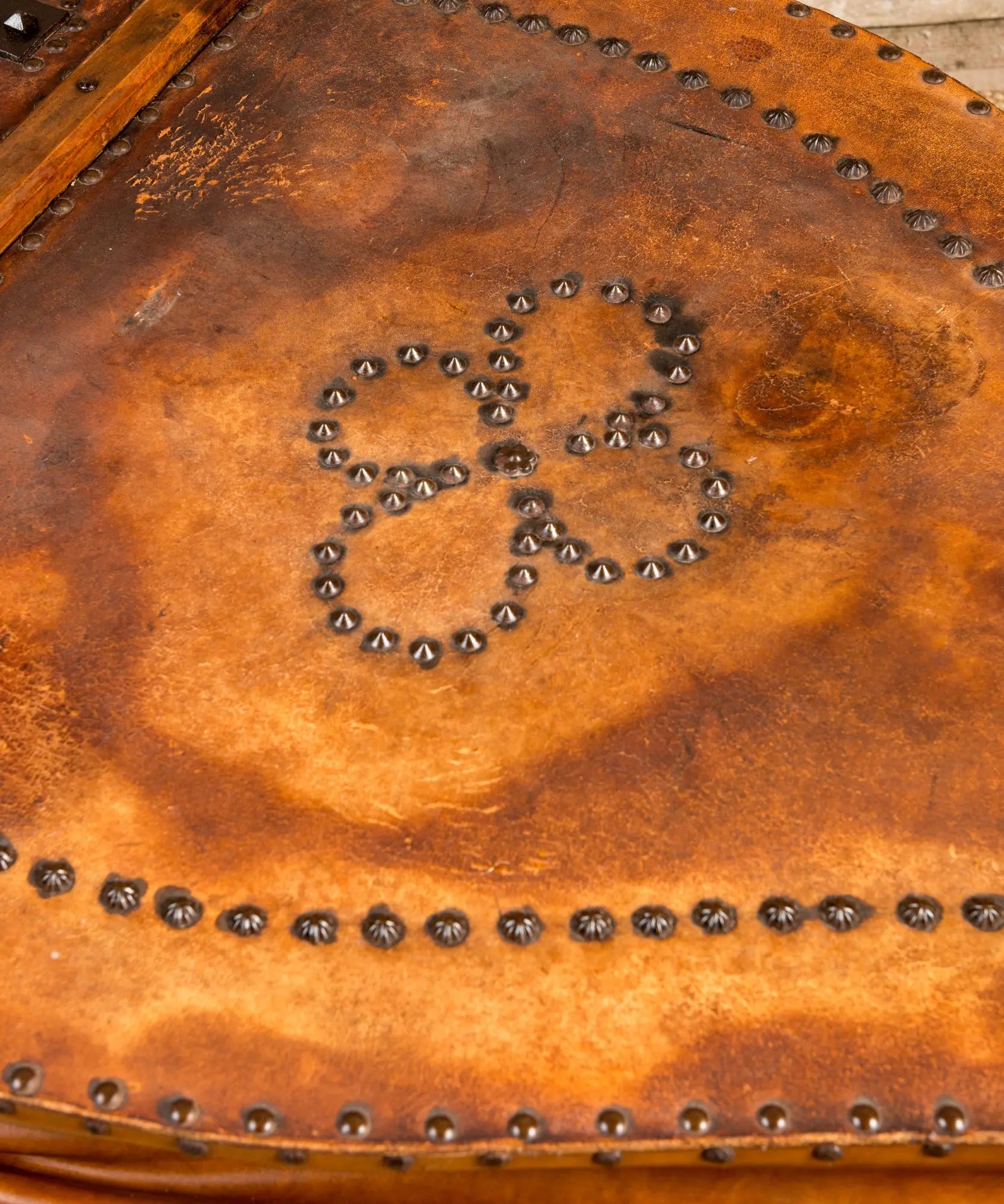 Mesa de centro de fuelle forja en cuero y hierro forjado