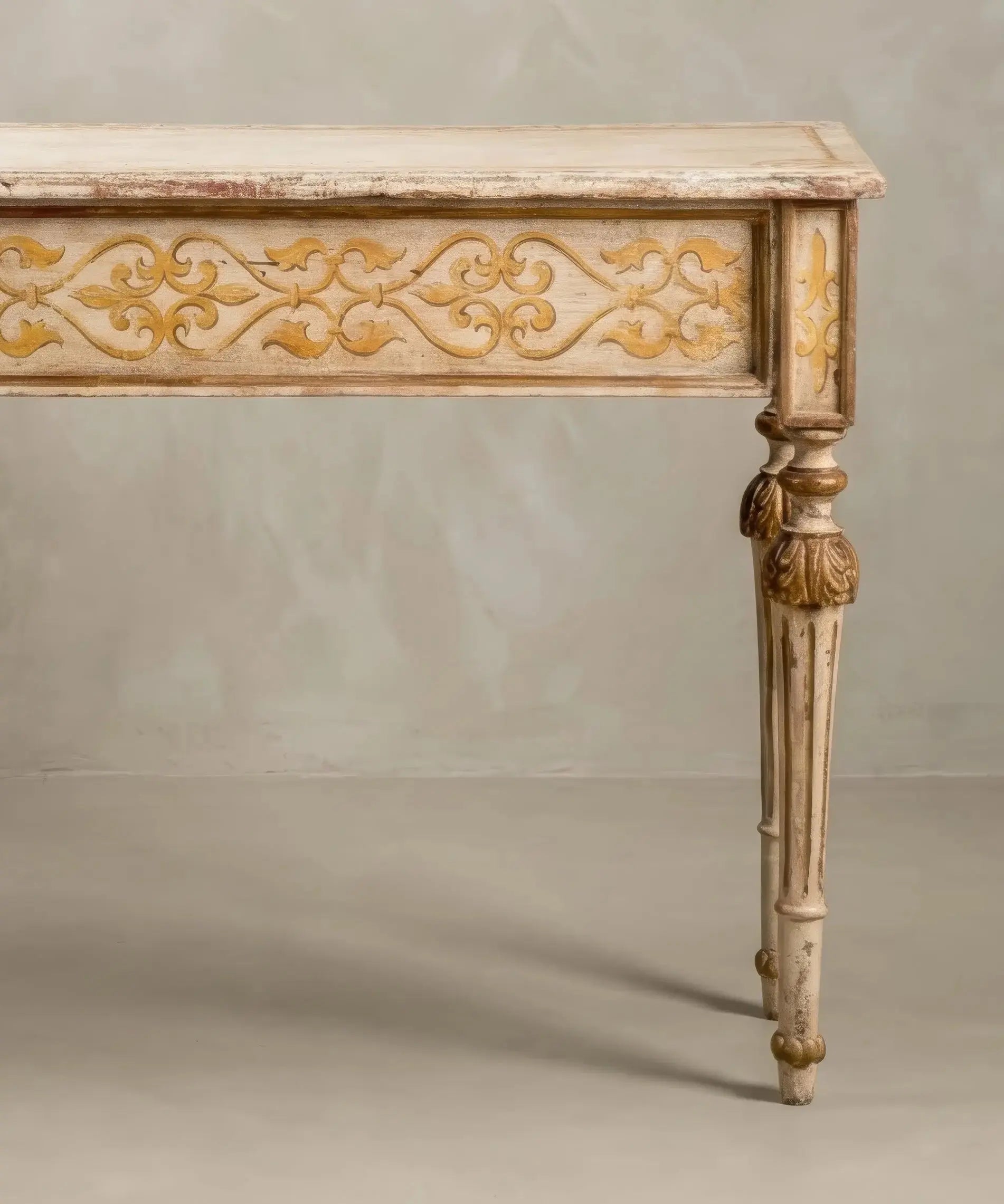  Talla detallada de hojas de acanto doradas sobre fuste estriado de madera envejecida.