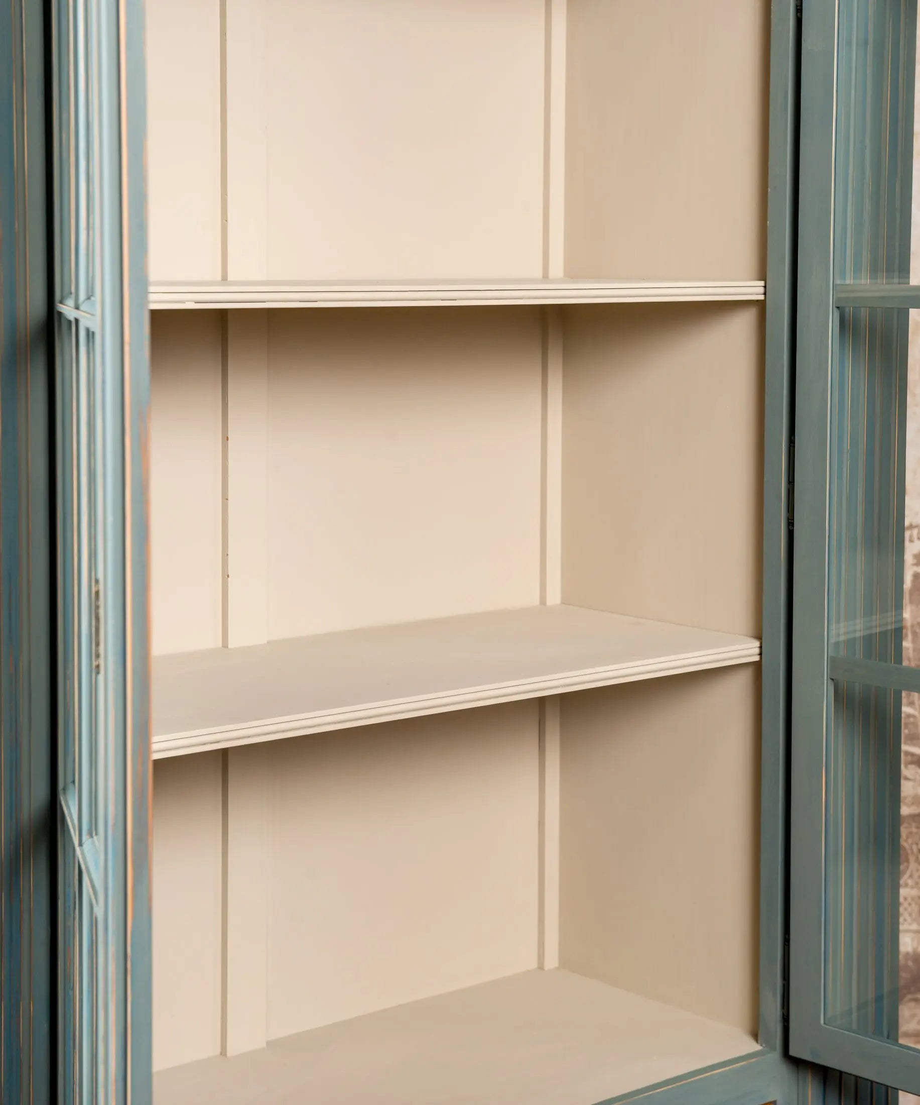 Interior vitrina con baldas en tono crema y puertas acristaladas — Antique Arte y Decoración