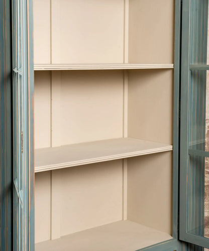 Interior vitrina con baldas en tono crema y puertas acristaladas — Antique Arte y Decoración